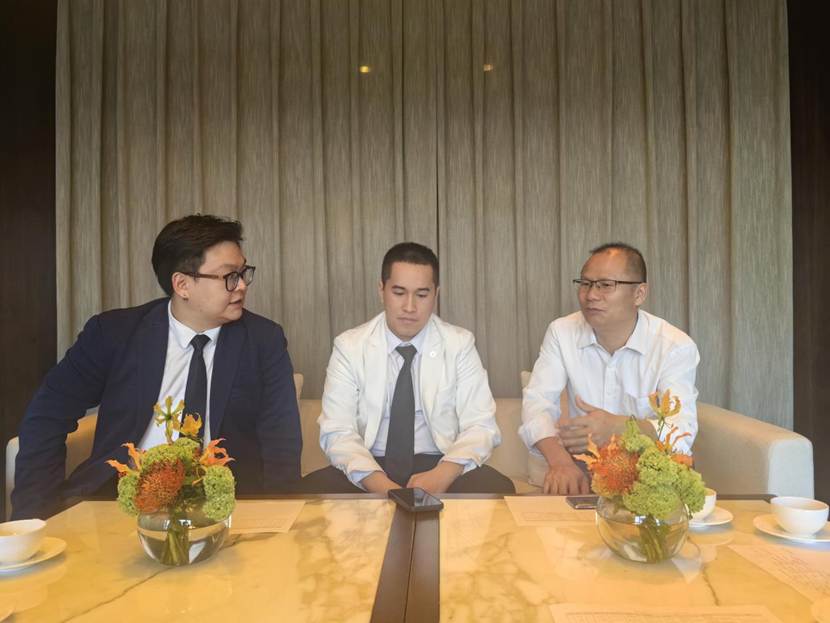 黄全宾与学生及企业HR交流(王维颖摄)